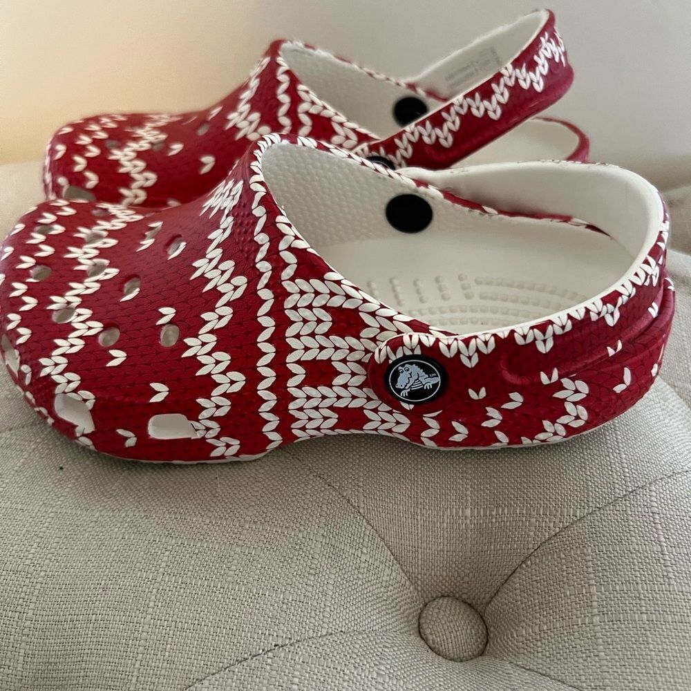 Crocs Red sweater Patterned Clogs w-4 - Picture 4 of 9